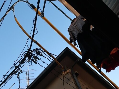 工事中は感電を防ぐため、東京電力に依頼して、電線防護管を取り付けました。