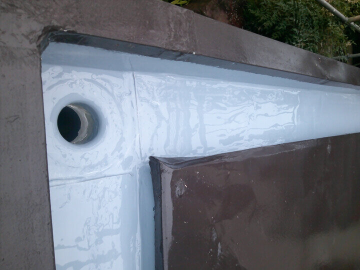 内樋の防水をやり直し、雨水が玄関屋根の内部に染み込まないようにします。