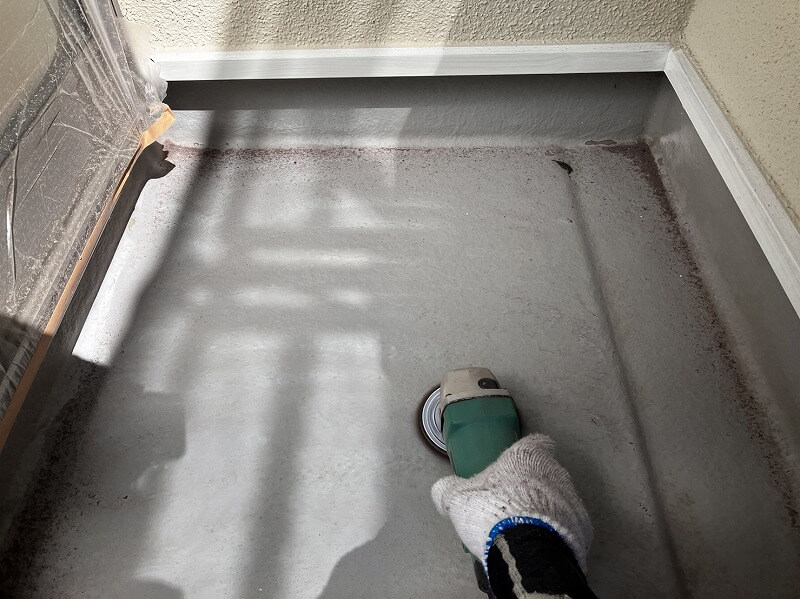 バルコニー床の防水塗装の前に下地処理をします。