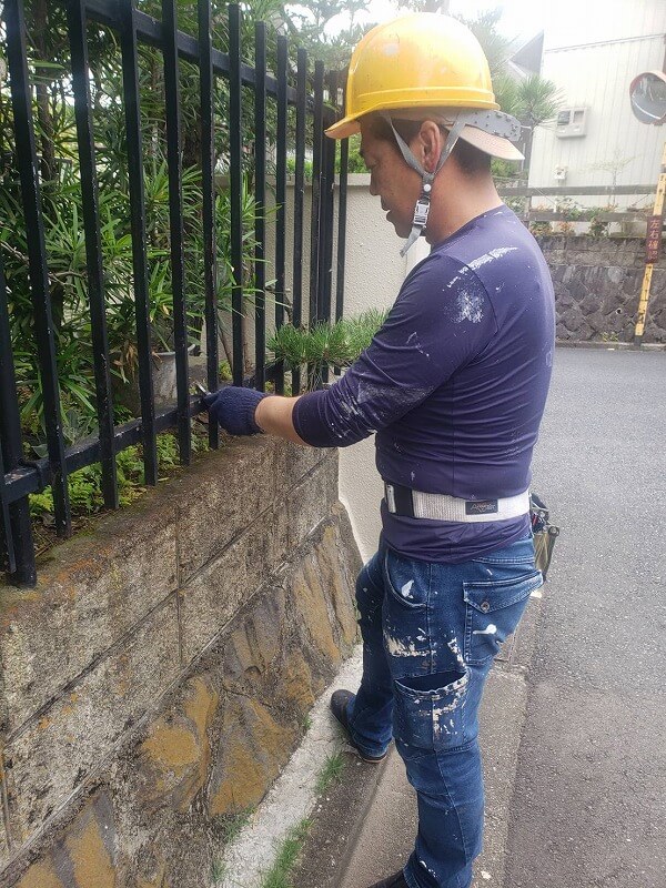 フェンス塗装前にしっかりケレンをして下地を整えます。