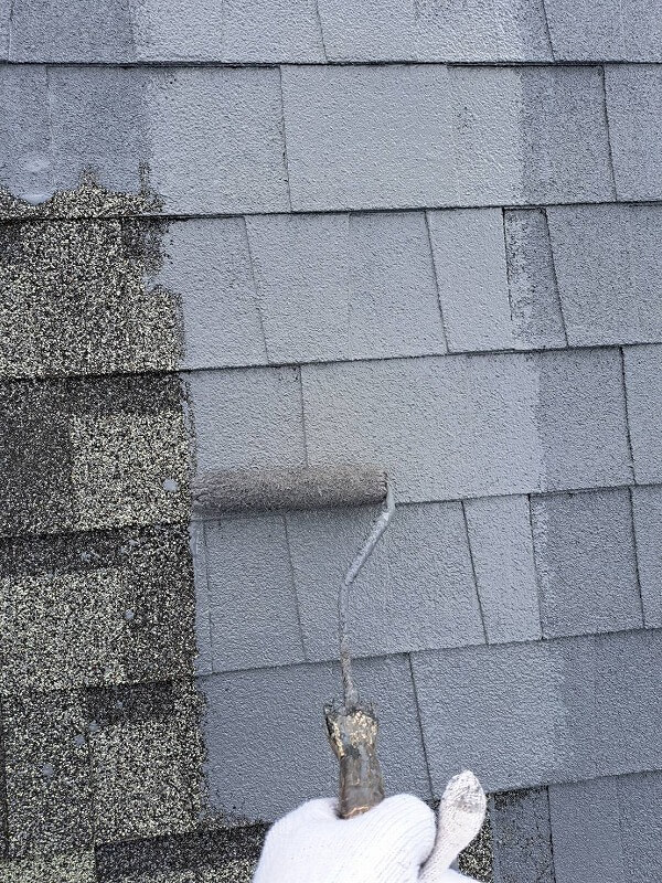 屋根の下塗り中です。（エスケー化研 水性シングルサーフ RC-106TN グレー）