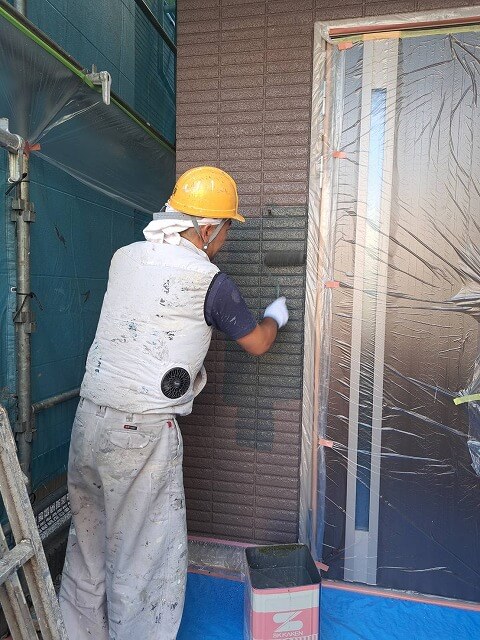 外壁の中塗りをしています。（エスケー化研 アートフレッシュ 19-30A）