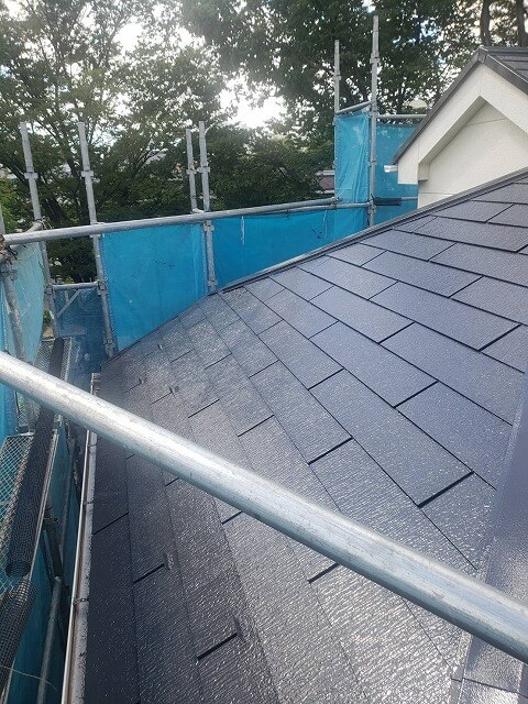 屋根の上塗りが完了しました。（エスケー化研 クールタイトSi CLR-121 セピアブラウン）