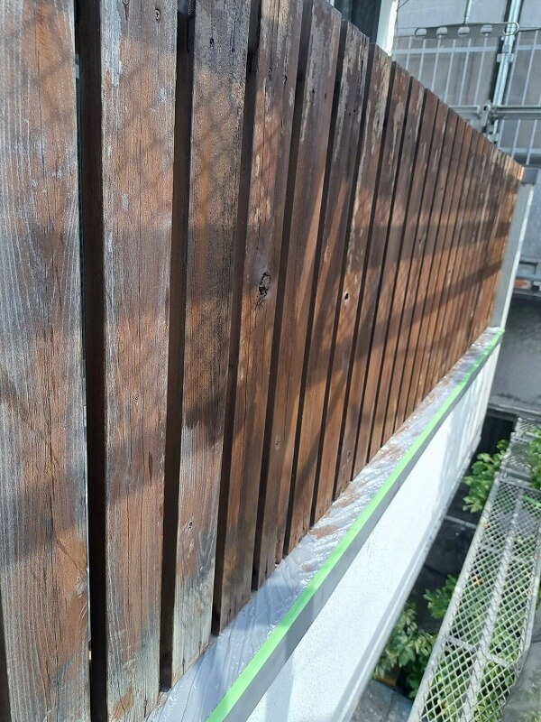ウッドフェンスは木材保護がメイン。全体的に色は付きますが、色のムラは残ります。
