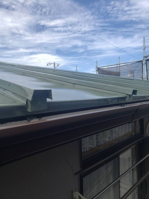 本日は屋根の上塗りと雨樋など各所の塗装が完了しました。（エスケー化研 クールタイトSi CLR-146 モスグリーン／クリーンマイルドシリコン 255）