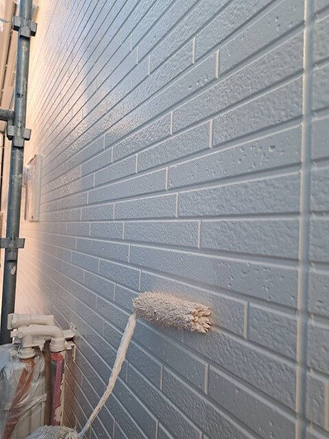 外壁の上塗り中です。（日本ペイント パーフェクトトップ ND-112）