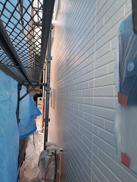 外壁の上塗りが完了しました。（日本ペイント パーフェクトトップ ND-112）