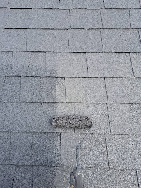 屋根の上塗りをしています。（エスケー化研 水性クールタイトシリコン CLR-106 グレー）