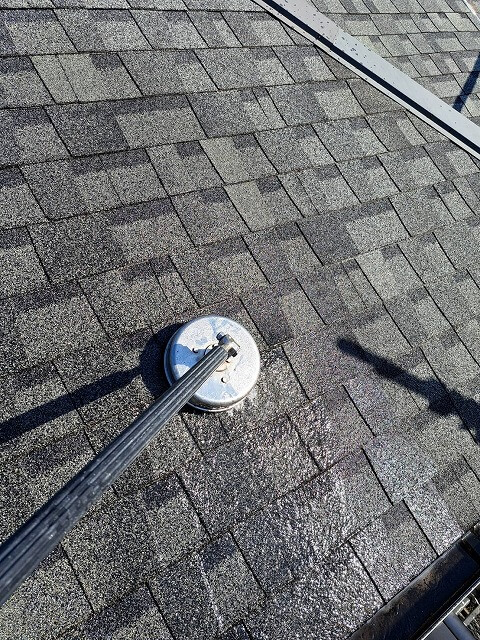 高圧洗浄は屋根から開始です。