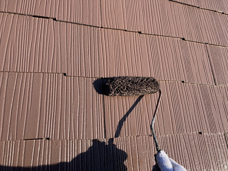 屋根の上塗り中です。（エスケー化研 クールタイトSi CLR-102 チェスナットブラウン）