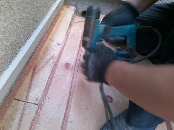 バルコニー床にあらたにべニア板を取り付けます。