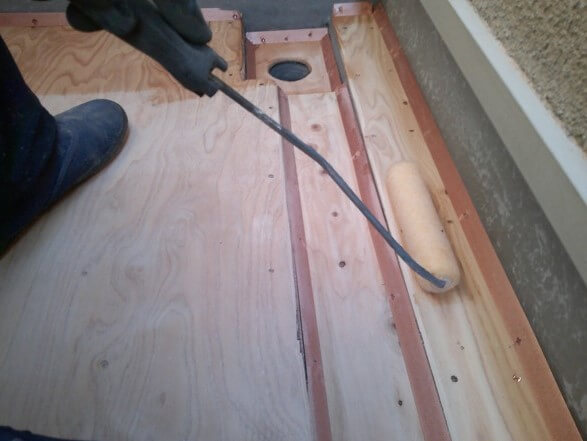 べニア床が設置できたら、プライマーで下塗りします。