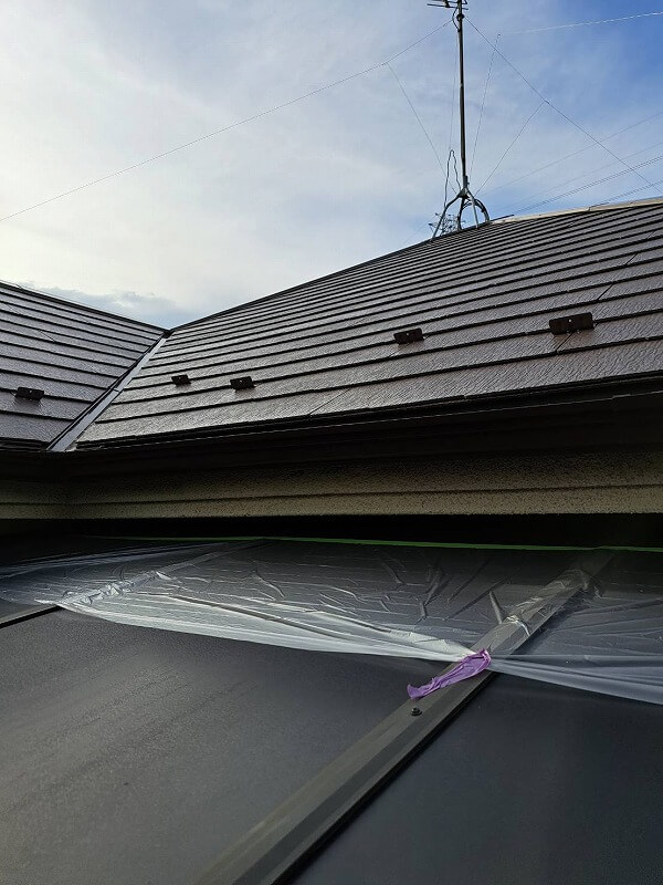 ベランダの屋根に養生をして、ローラーが届く範囲まで塗装します。