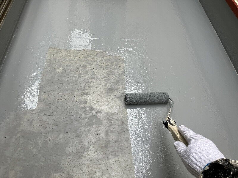 バルコニー床のトップコート塗装１回目です。（日本特殊塗料 タフシールトップ #300 グレー）