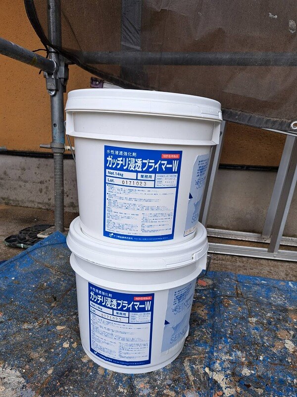 外壁の下塗りに使用した水性浸透強化剤です。（ヤブ原産業 ガッチリ浸透プライマーW）