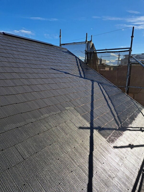 間もなく屋根の上塗りが完了します。（エスケー化研 クールタイトSi CLR-121 セピアブラウン）