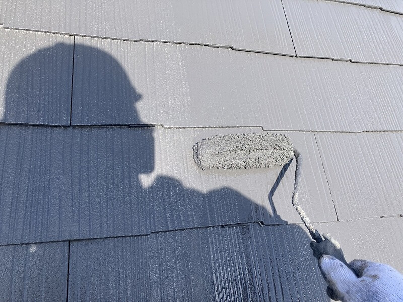 屋根の上塗り中です。（エスケー化研 クールタイトSi CLR-121 セピアブラウン）