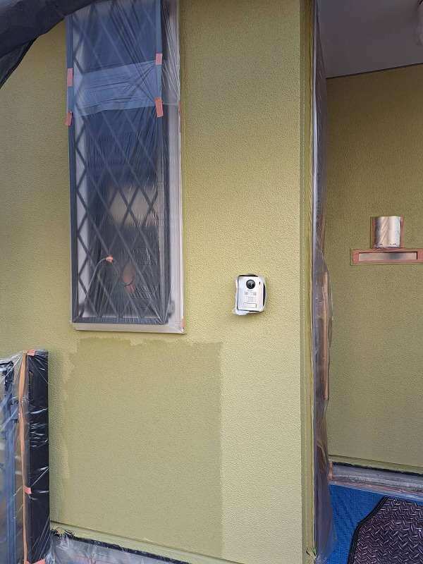 玄関周りの外壁の上塗りをしています。（エスケー化研 アートフレッシュ AC-1481）