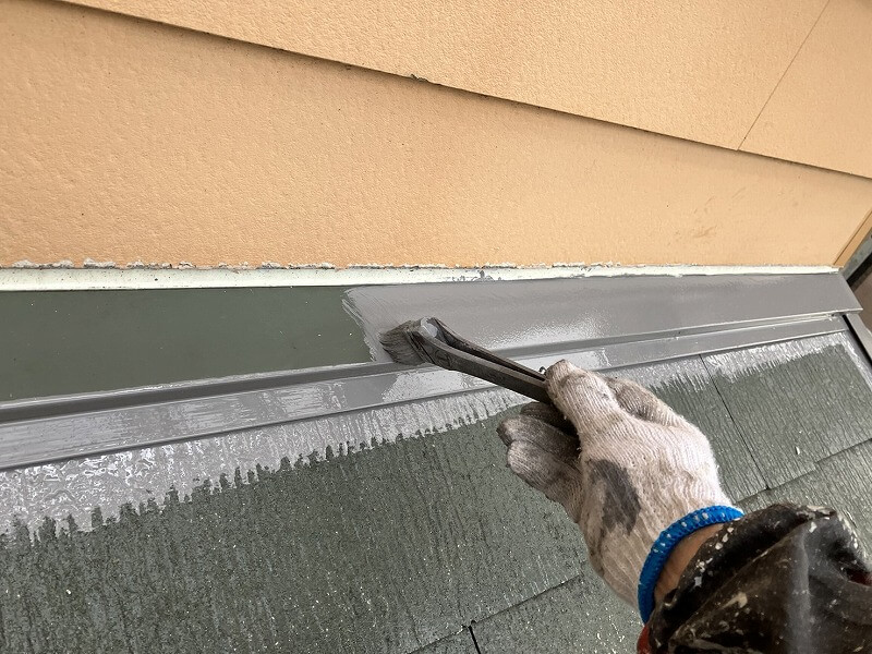 下屋根の細部を塗装しています。（エスケー化研 クールタイトSi CLR-106 グレー）