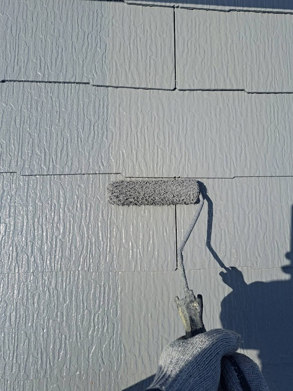 屋根の上塗りをしています。（エスケー化研 水性クールタイトシリコン CLR-106 グレー）