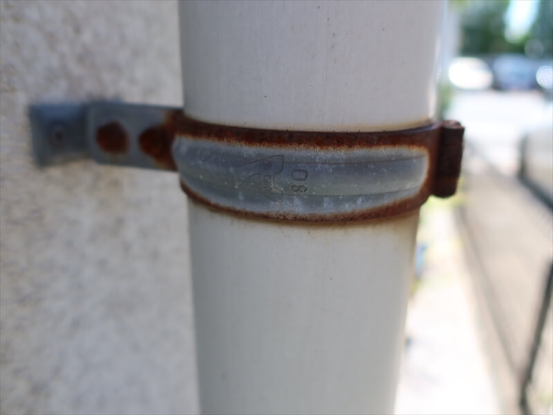 雨樋の取り付けバンドが錆びています。