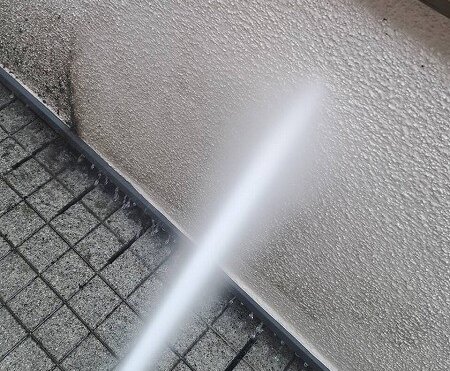 外壁塗装 世田谷区F様邸 ベランダ内壁洗浄中2025010723009_0