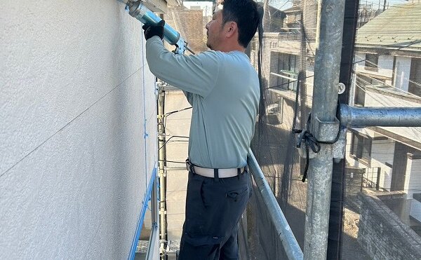 外壁塗装 世田谷区Y様邸 シール剤充填中20250111_18