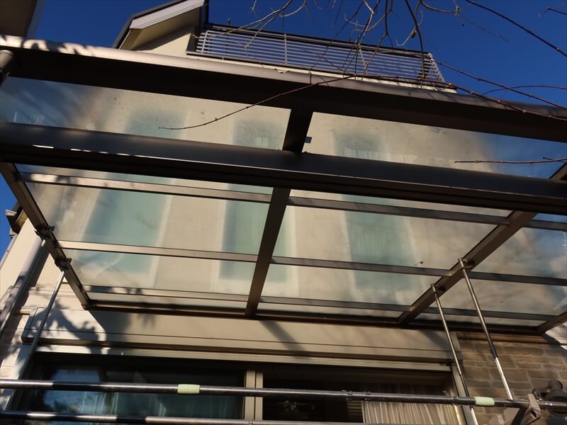 中庭のポリカ屋根は足場が建てられるように取り外す必要があります。
