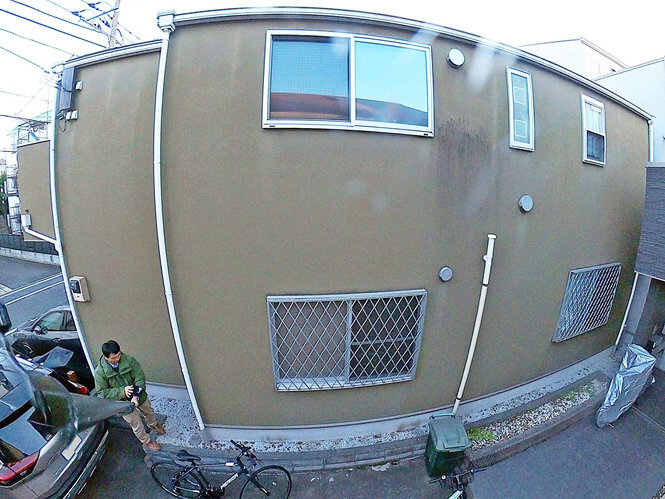 足場をかけるにはお隣の敷地に越境が必要です。