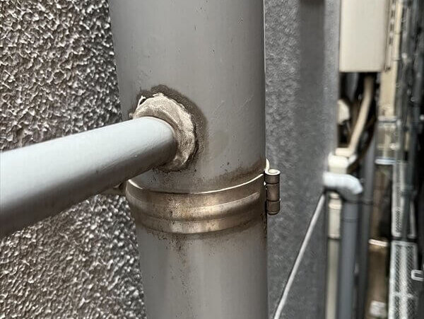 雑排水管にエアコンの排水管が取り付けられていました。雑排水管が詰まると室内側に水が逆流するので良くない状態です。