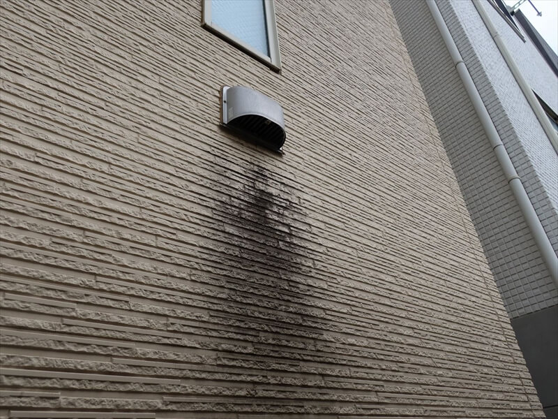 換気フードの下は油混じりの汚れで黒くなることが多いです。