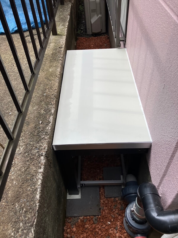 室外機ラックが置けるギリギリの幅で、排気も影響の少ない高さで仕上げました。