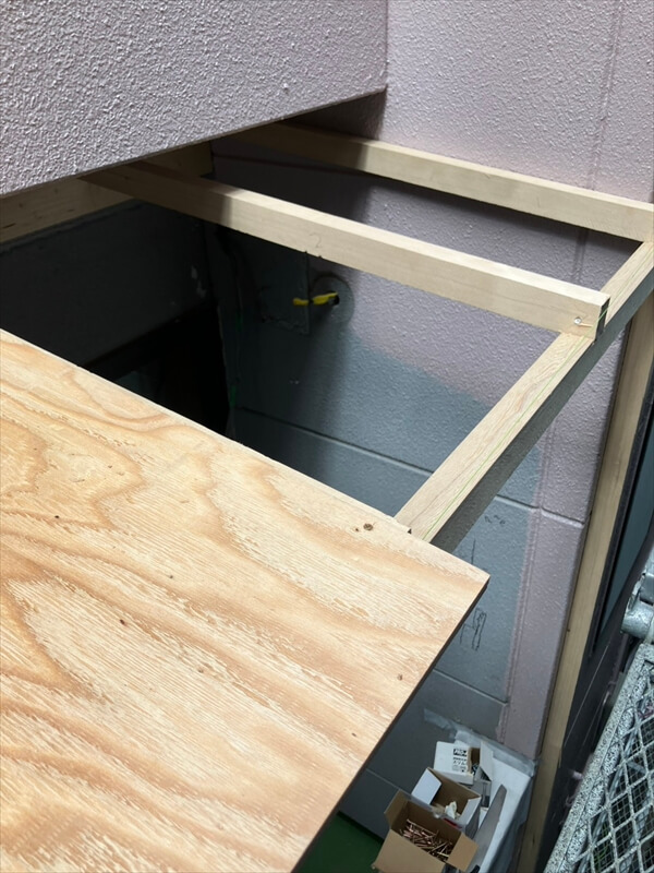 ベランダは新しく屋根を取り付けました。