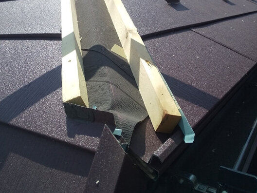 屋根の角になる部分は雨が入らないよう、侵入口を作らないように入念に板金を組み合わせて作ります。