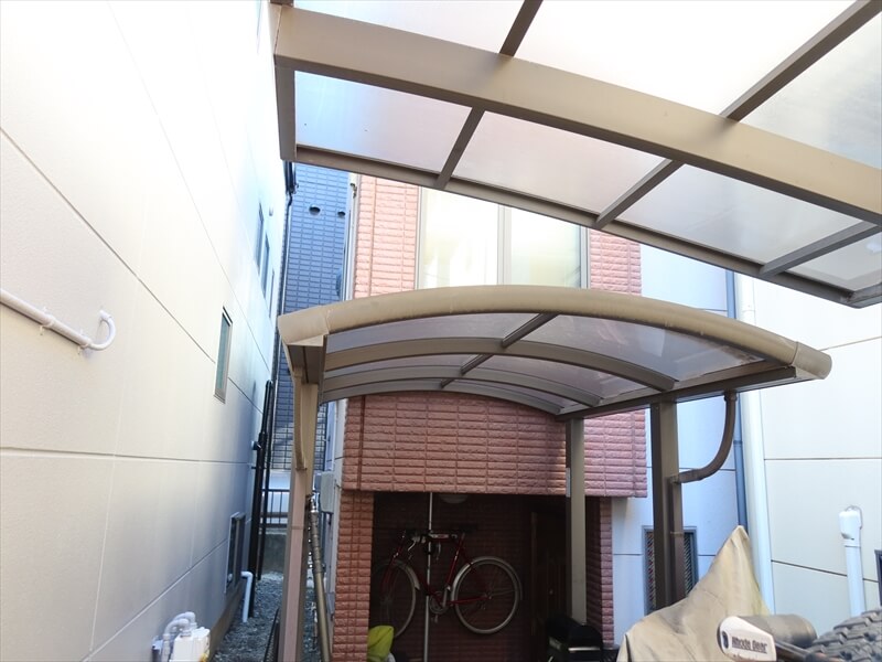 屋根に材料を上げる場所が玄関しかないため、玄関の透明な屋根部分を取り外します。