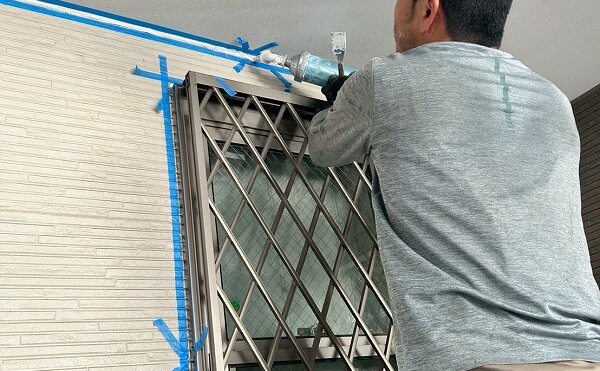 外壁塗装 世田谷区S様邸 シール剤充填中 20250622_16