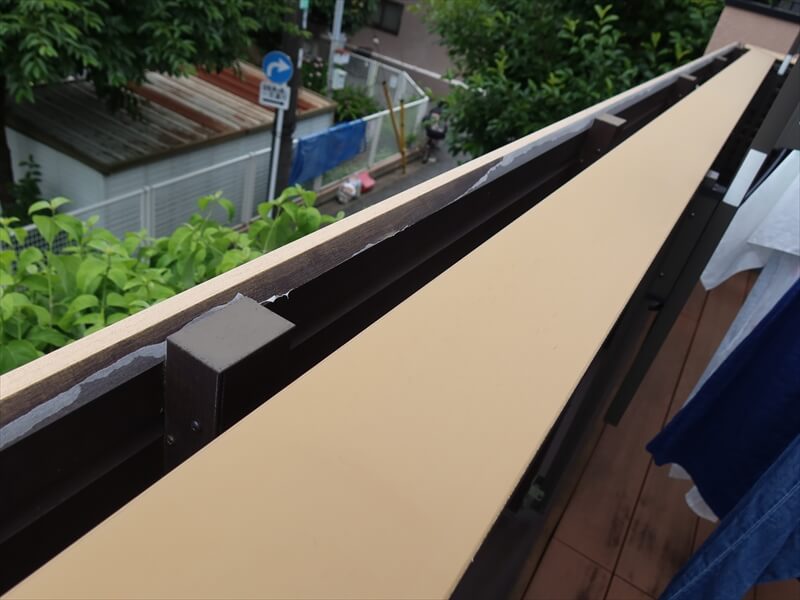 木目調のダークブラウンだった表面は色褪せてベージュになっていました。