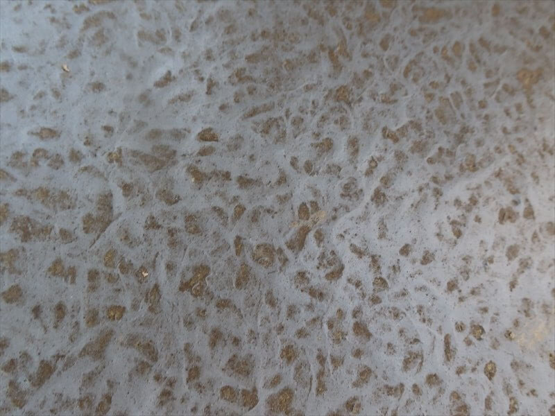 ベランダの床面は土埃で汚れているだけで、ひび割れなどはなさそうです。