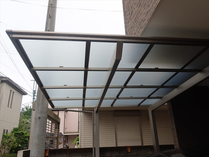 カーポートの屋根がベランダに接しているので、屋根を外して足場を立てます。