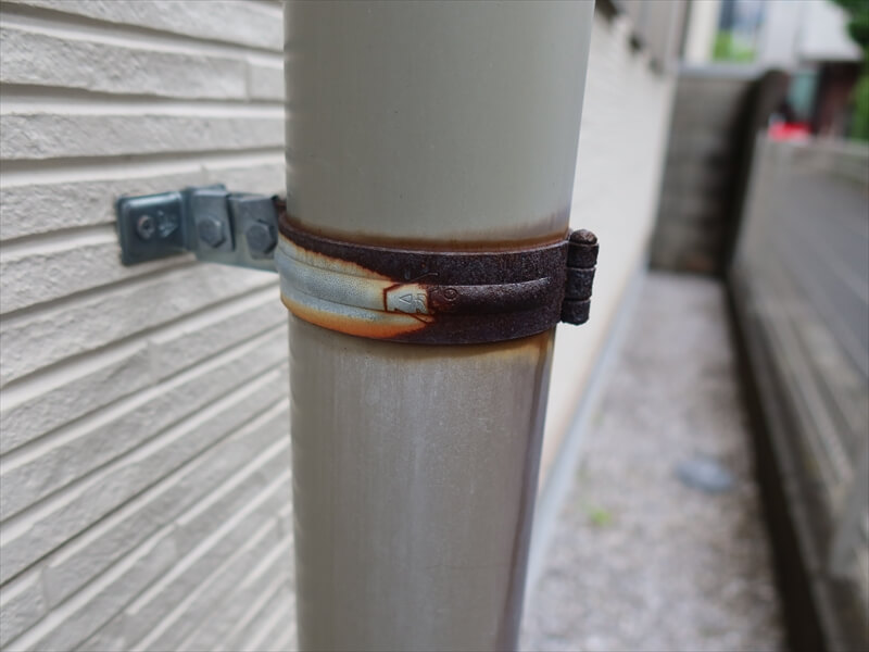 排水管バンドが錆びていたので交換することになりました。