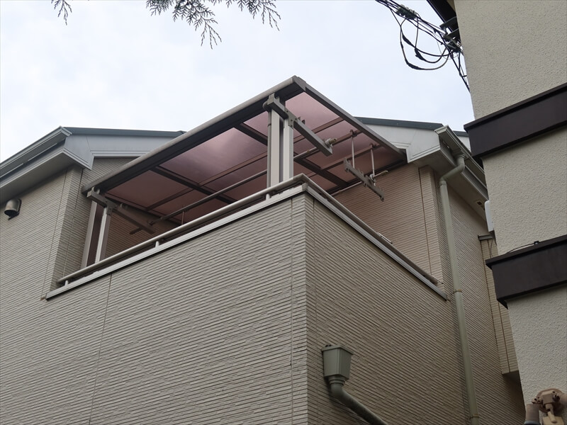 ベランダの屋根は取り外さず、屋根の上にベニヤを敷いて作業します。