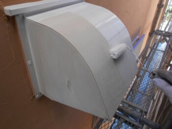 外壁塗装 杉並区Y様邸 換気扇フードさび止め中20250725S__42606606_0