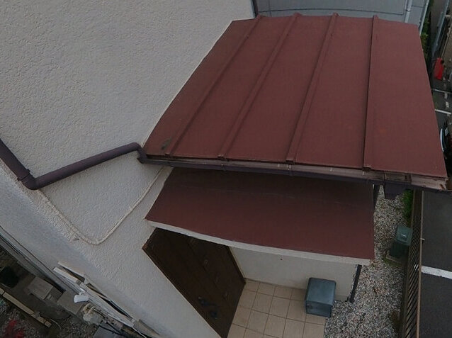 大屋根はカバー工法をしていますが、下屋根はまだしていないため、今回の工事でカバーすることになりました。
