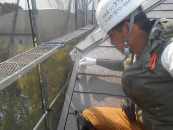 外壁塗装 世田谷区K様邸 屋根上塗り中 20250823S__43335752_0