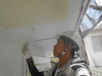 外壁塗装 世田谷区K様邸 軒裏塗装中 20250828S__43417621_0