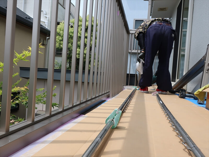 傷がつかないよう気を付けて新しいベランダを組み立てます。