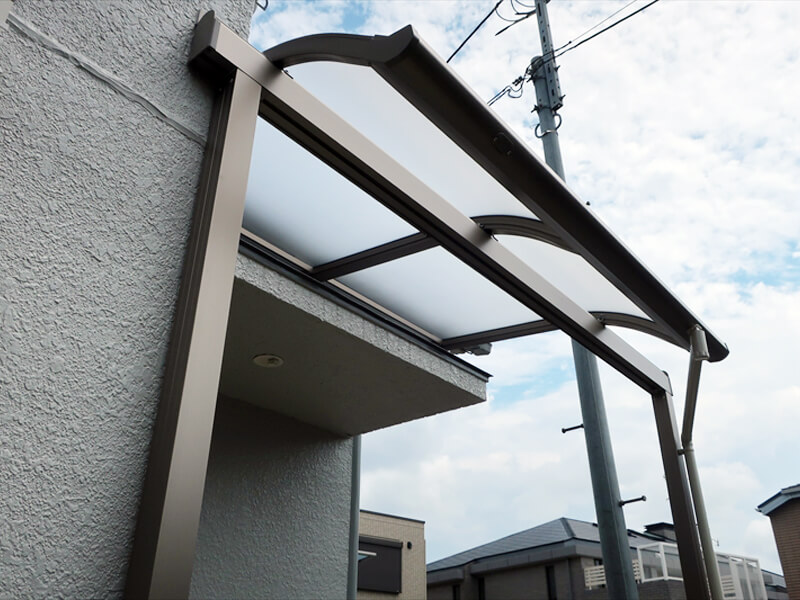 玄関にも新しく屋根を取り付けました。