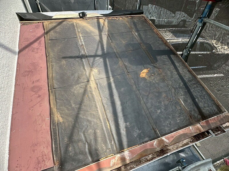 下屋根はカバー工法を行うため、古い屋根材を取り除きました。