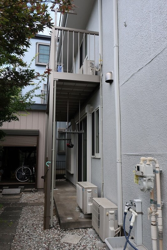 新しいバルコニーが設置され、色合いにも統一感がでました。