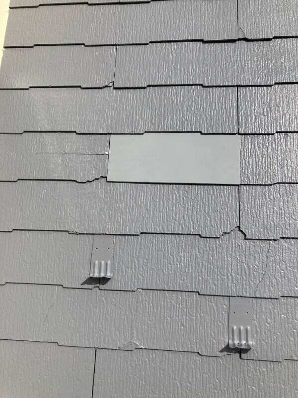 割れた屋根材の上に同じサイズの板金でカバーしました。